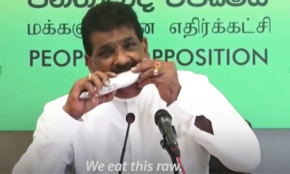 Κορονοϊός: Πολιτικός στη Σρι Λάνκα δάγκωσε ωμό ψάρι on camera για να δείξει ότι είναι ασφαλές (βίντεο)